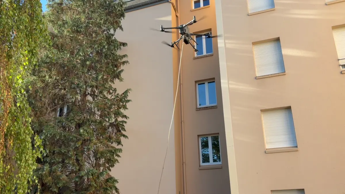 Drone et flexible près d’une façade pendant une intervention