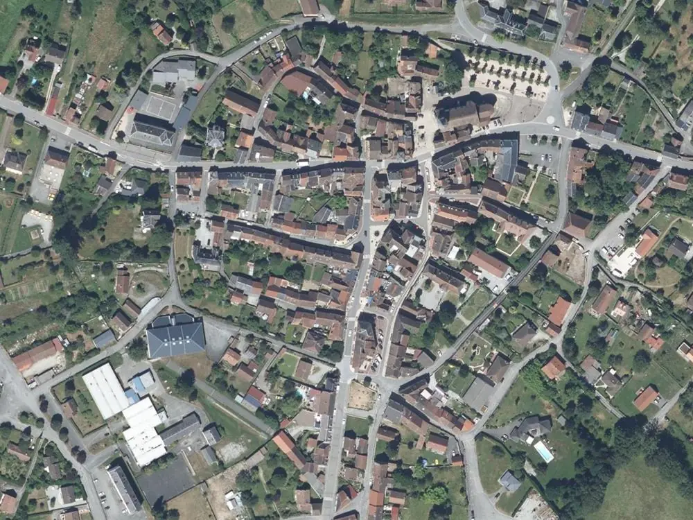 Vue aérienne du centre de Ahun autour de la mairie