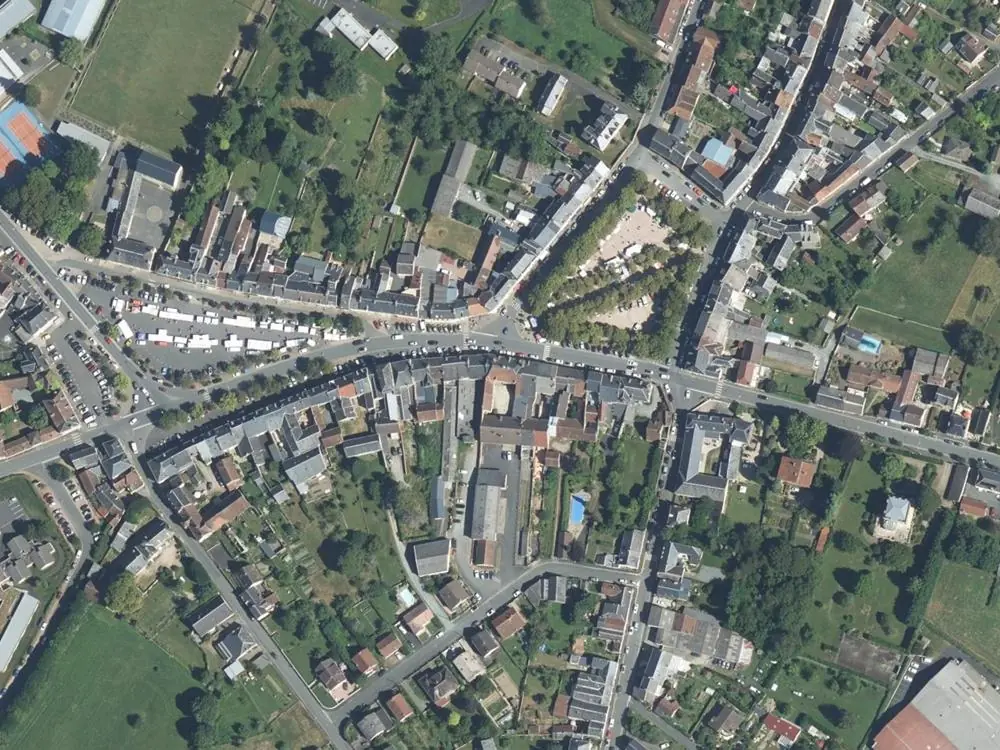 Vue aérienne du centre de Aigurande autour de la mairie