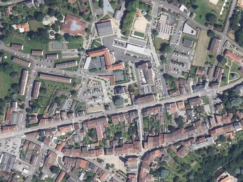 Vue aérienne du centre de Aixe-sur-Vienne autour de la mairie