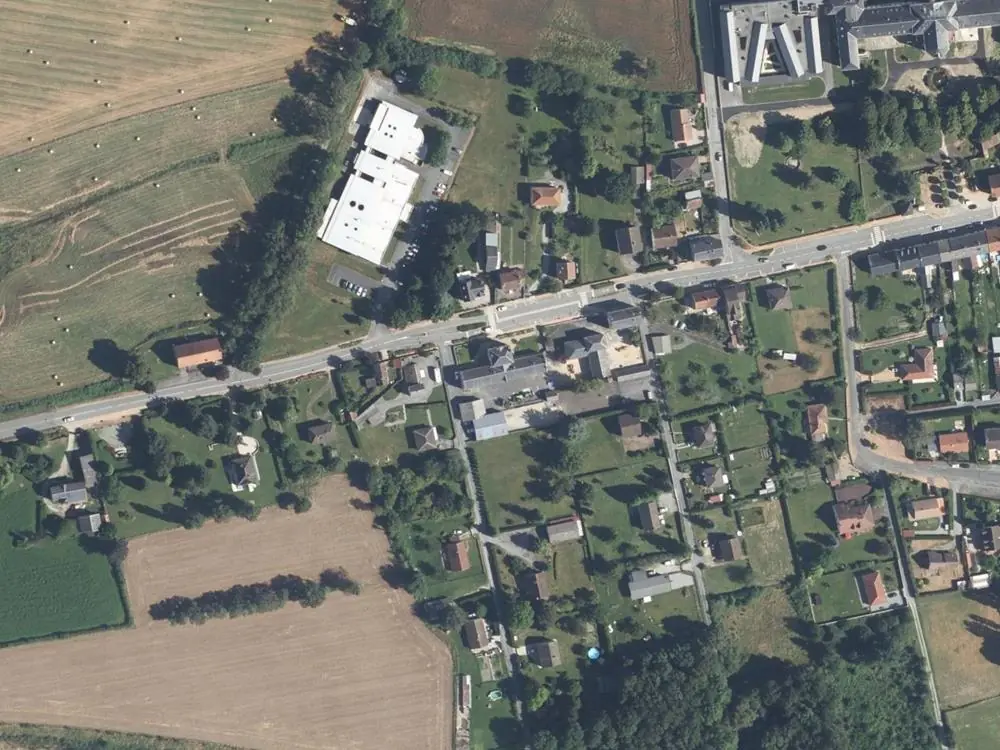 Vue aérienne du centre de Ajain autour de la mairie