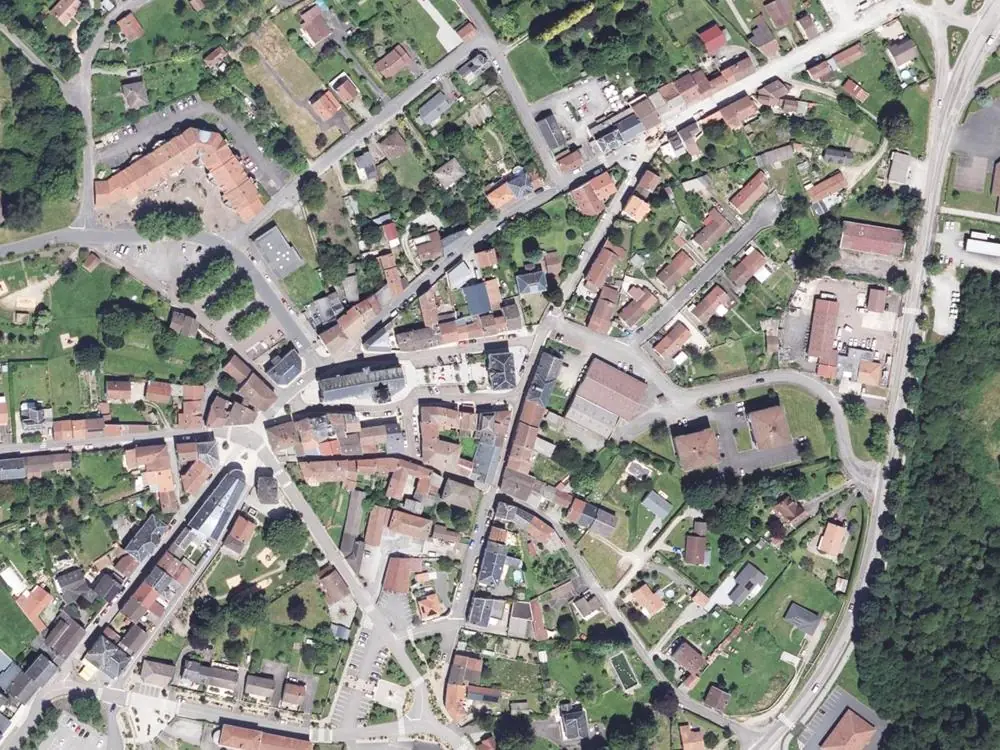 Vue aérienne du centre de Ambazac autour de la mairie