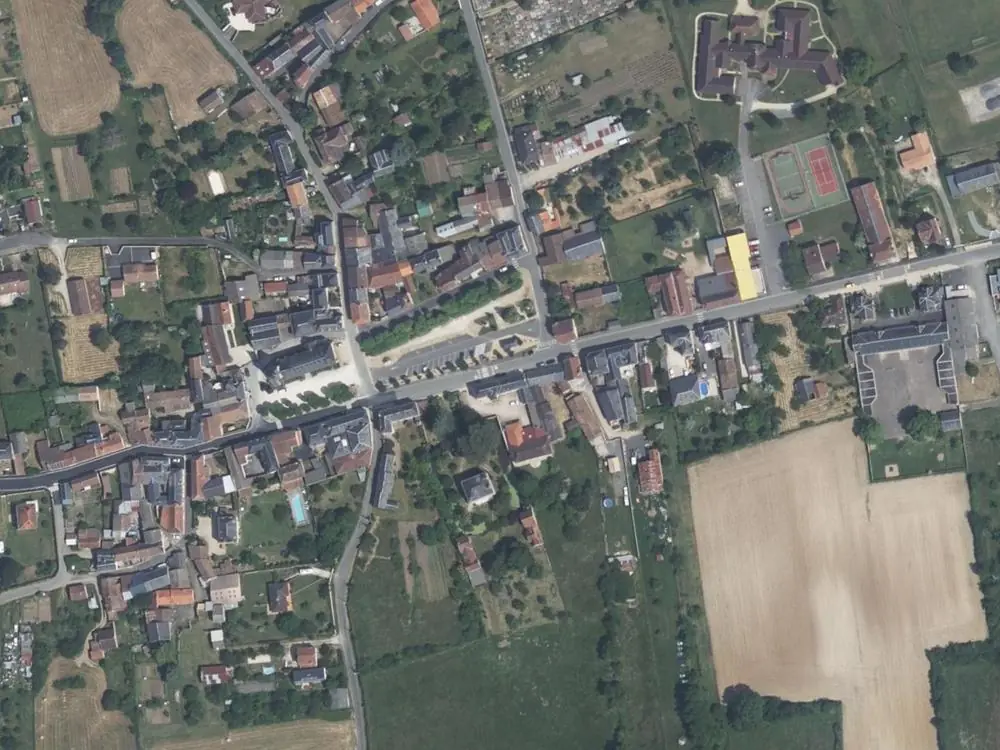 Vue aérienne du centre de Archigny autour de la mairie