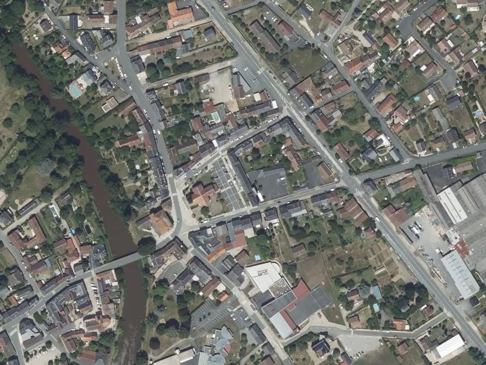 Vue aérienne du centre de Ardentes autour de la mairie
