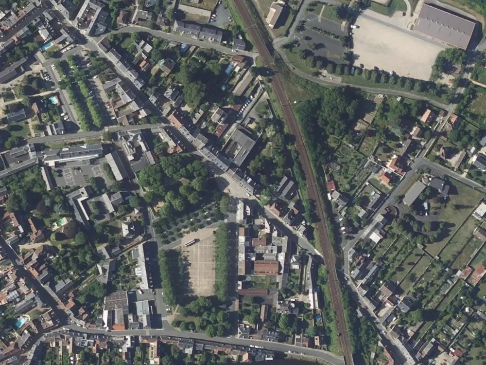 Vue aérienne du centre de Argenton-sur-Creuse autour de la mairie