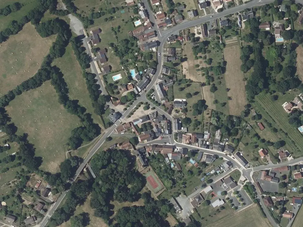 Vue aérienne du centre de Arthon autour de la mairie