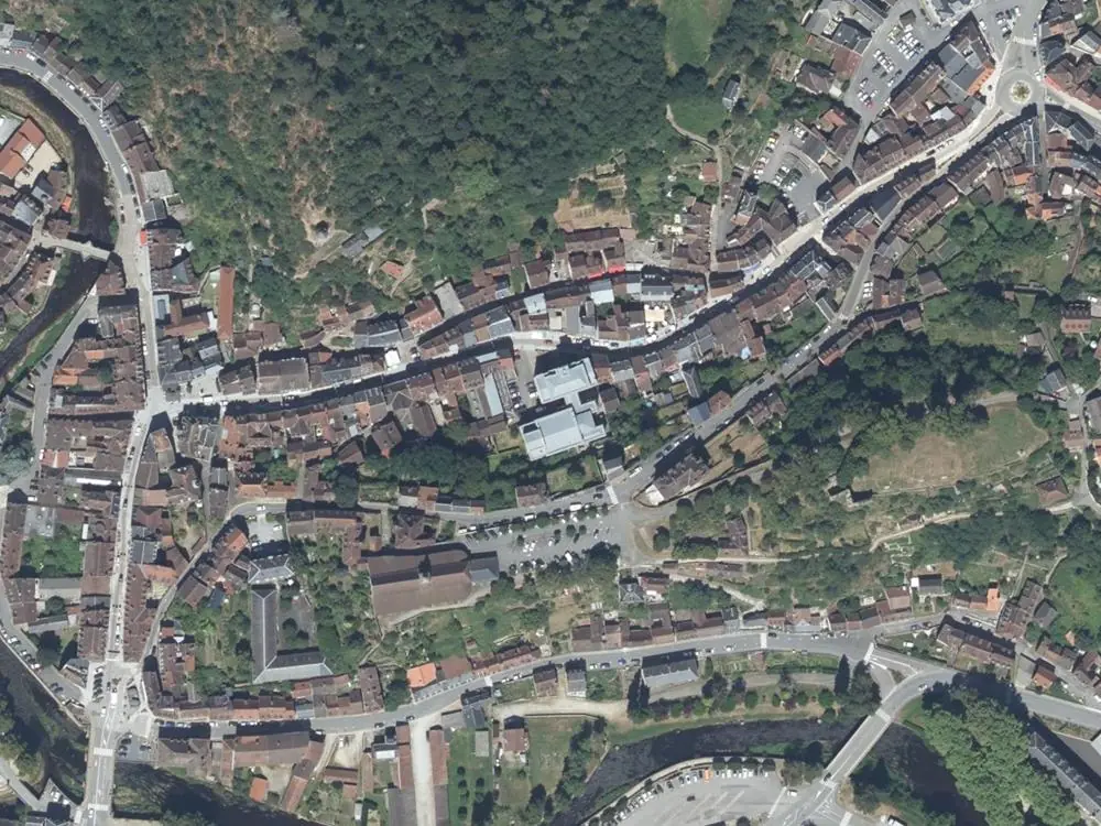 Vue aérienne du centre de Aubusson autour de la mairie