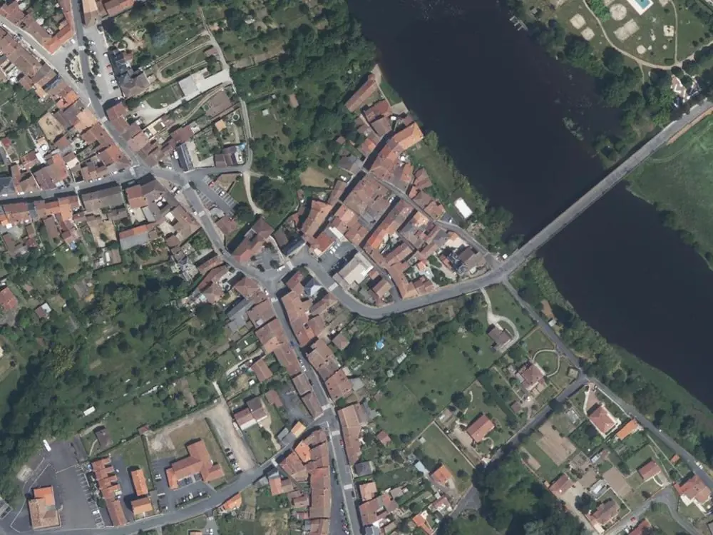 Vue aérienne du centre de Availles-Limouzine autour de la mairie