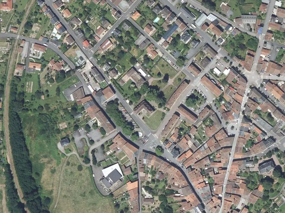 Vue aérienne du centre de Bellac autour de la mairie
