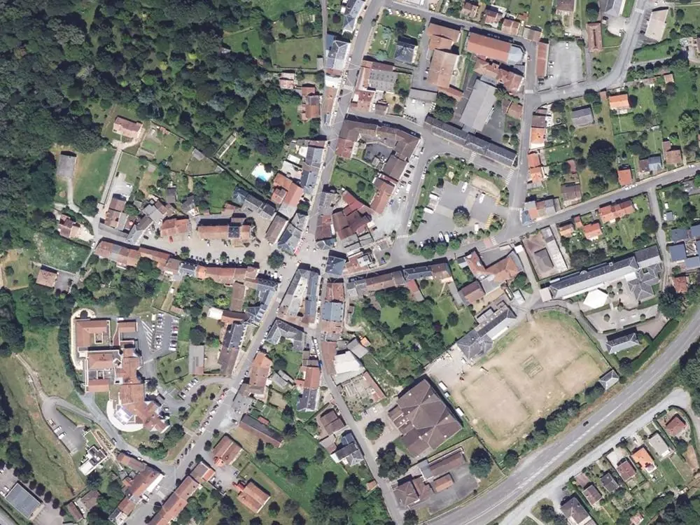 Vue aérienne du centre de Bessines-sur-Gartempe autour de la mairie