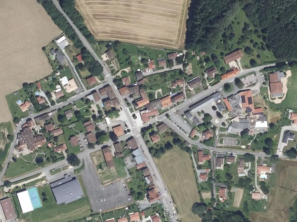 Vue aérienne du centre de Boisseuil autour de la mairie