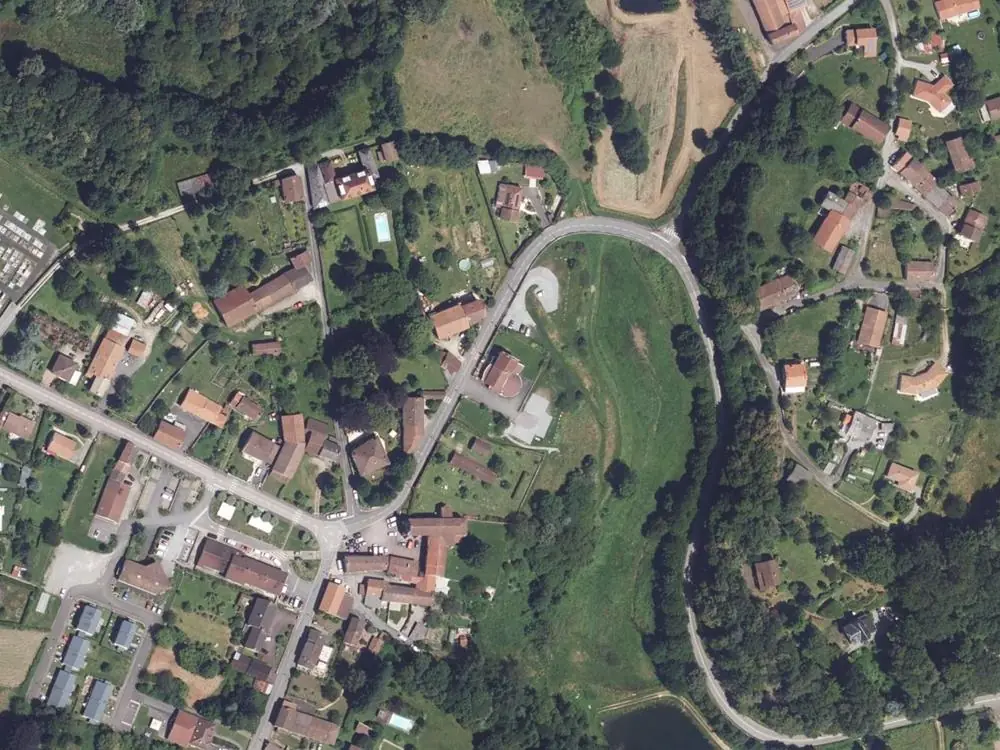 Vue aérienne du centre de Bonnac-la-Côte autour de la mairie