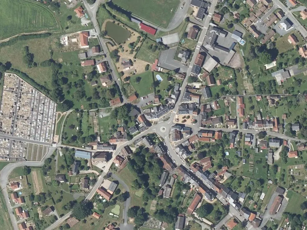 Vue aérienne du centre de Bonnat autour de la mairie