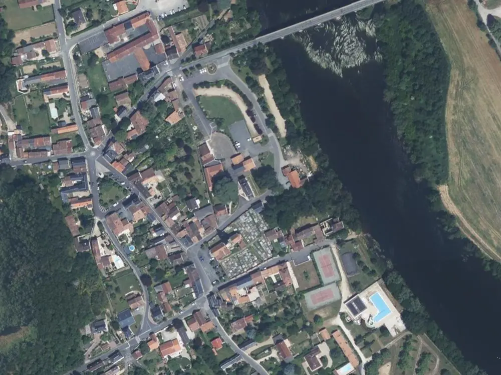 Vue aérienne du centre de Bonnes autour de la mairie
