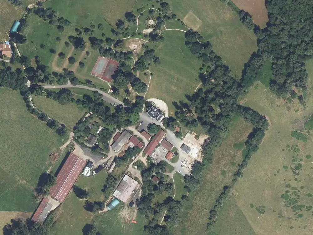 Vue aérienne du centre de Bosmie-l'Aiguille autour de la mairie