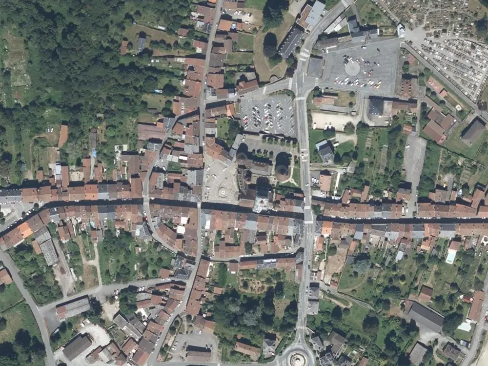 Vue aérienne du centre de Bourganeuf autour de la mairie