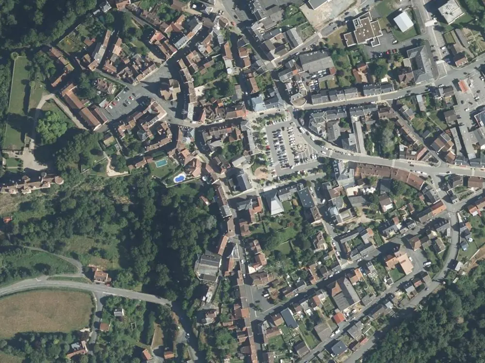 Vue aérienne du centre de Boussac autour de la mairie