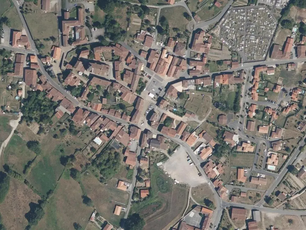Vue aérienne du centre de Brigueuil autour de la mairie