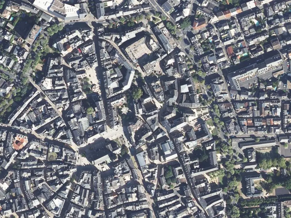Vue aérienne du centre de Brive-la-Gaillarde autour de la mairie
