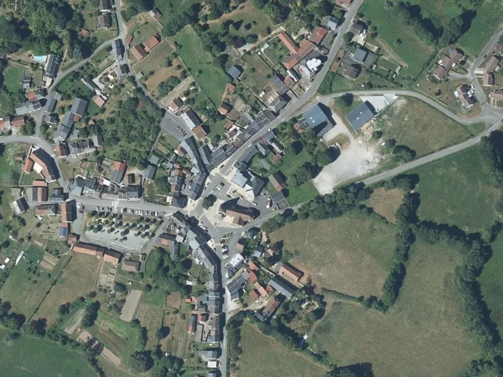 Vue aérienne du centre de Bussière-Dunoise autour de la mairie