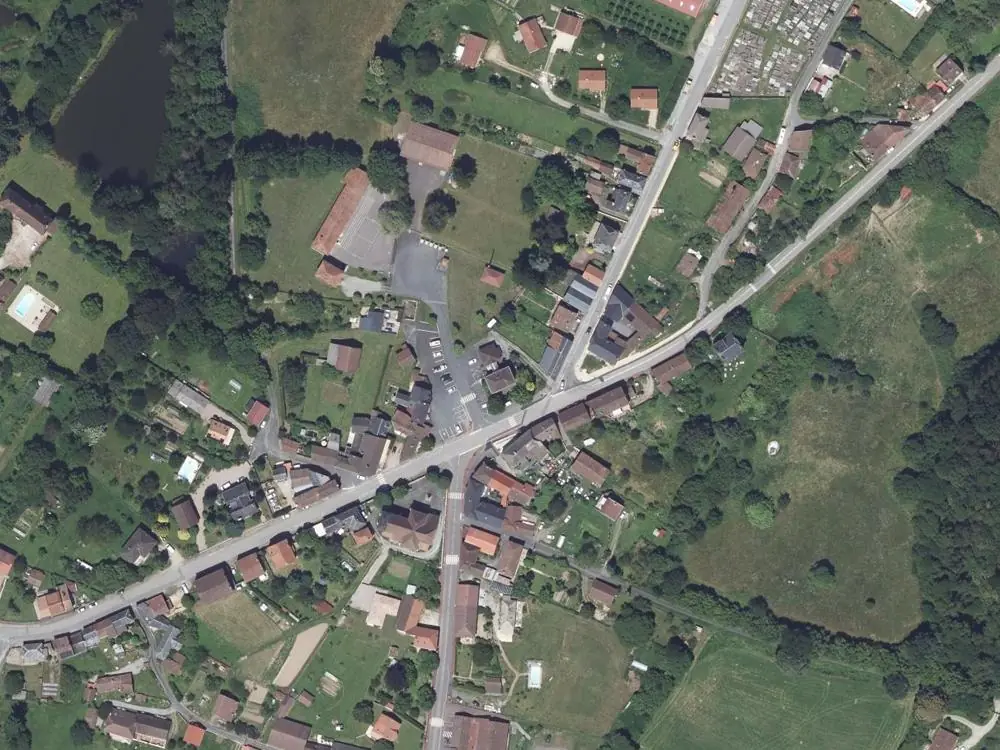 Vue aérienne du centre de Bussière-Galant autour de la mairie