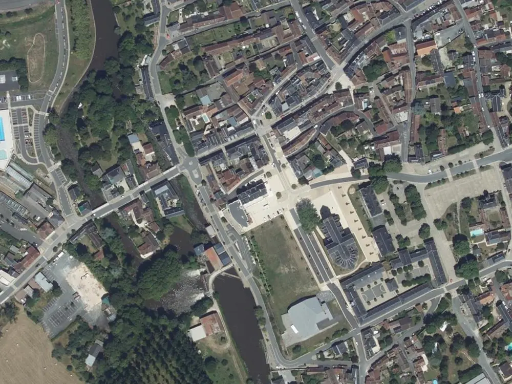 Vue aérienne du centre de Buzançais autour de la mairie