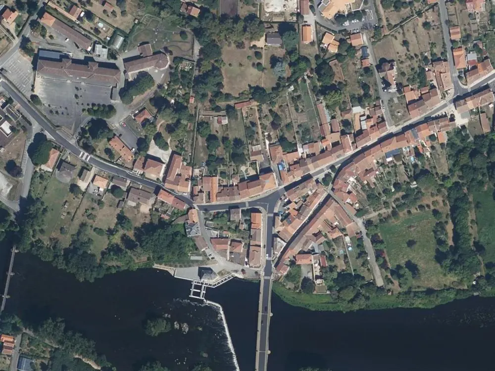 Vue aérienne du centre de Chabanais autour de la mairie