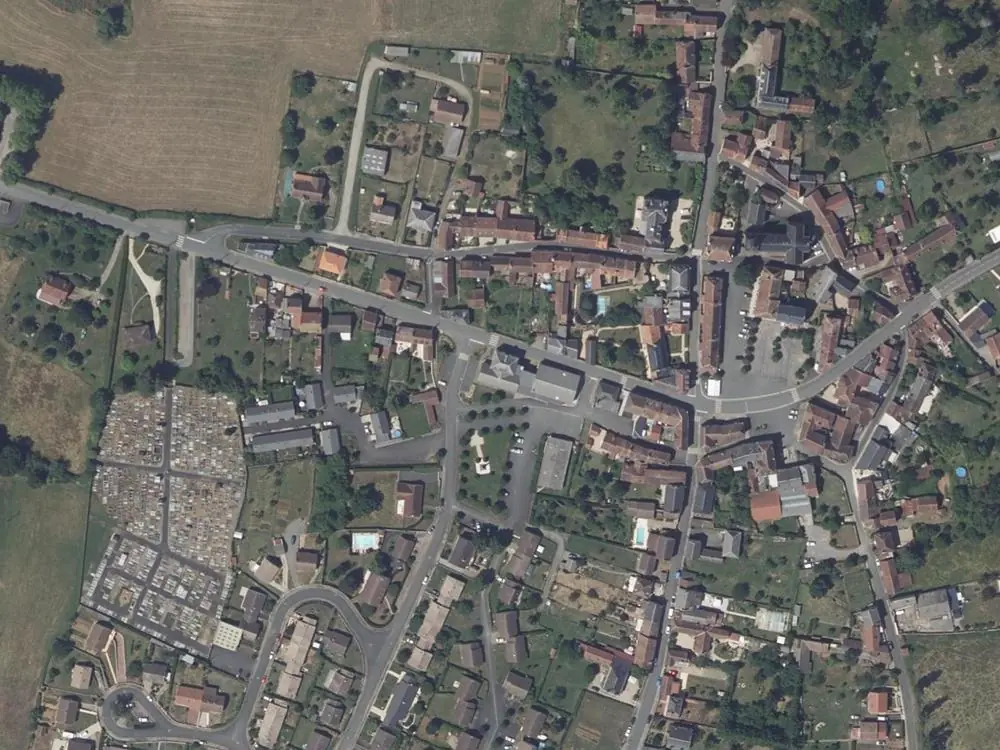 Vue aérienne du centre de Chaillac autour de la mairie