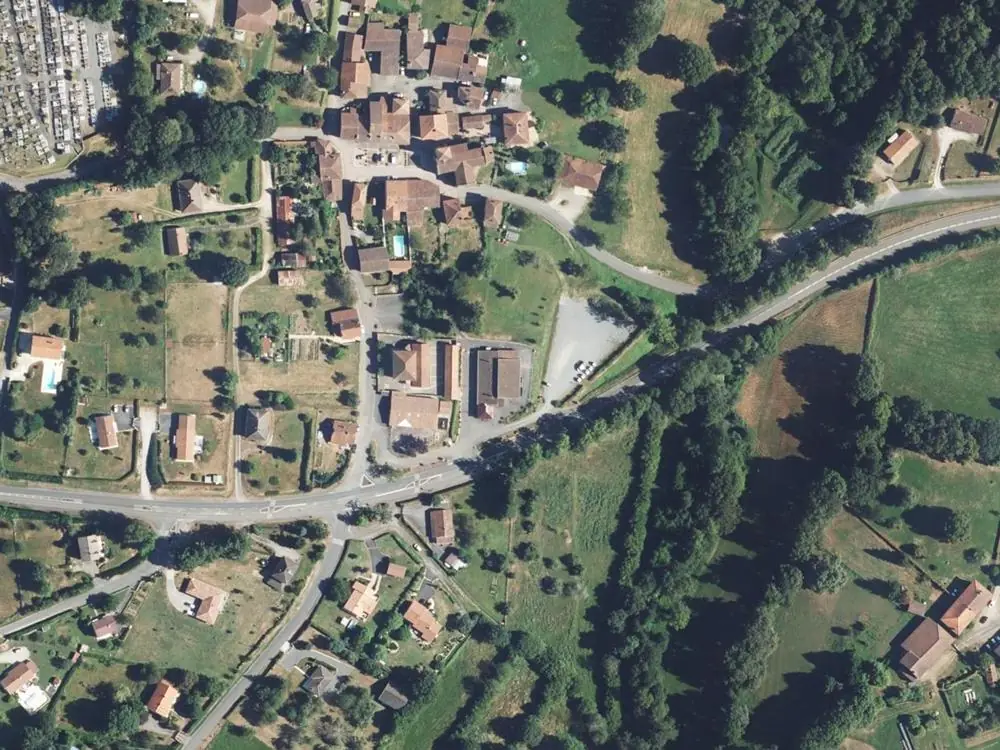 Vue aérienne du centre de Chaillac-sur-Vienne autour de la mairie