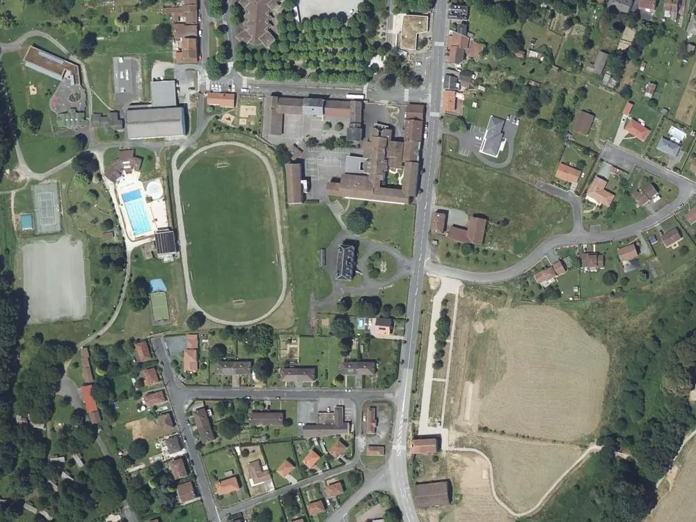 Vue aérienne du centre de Châlus autour de la mairie