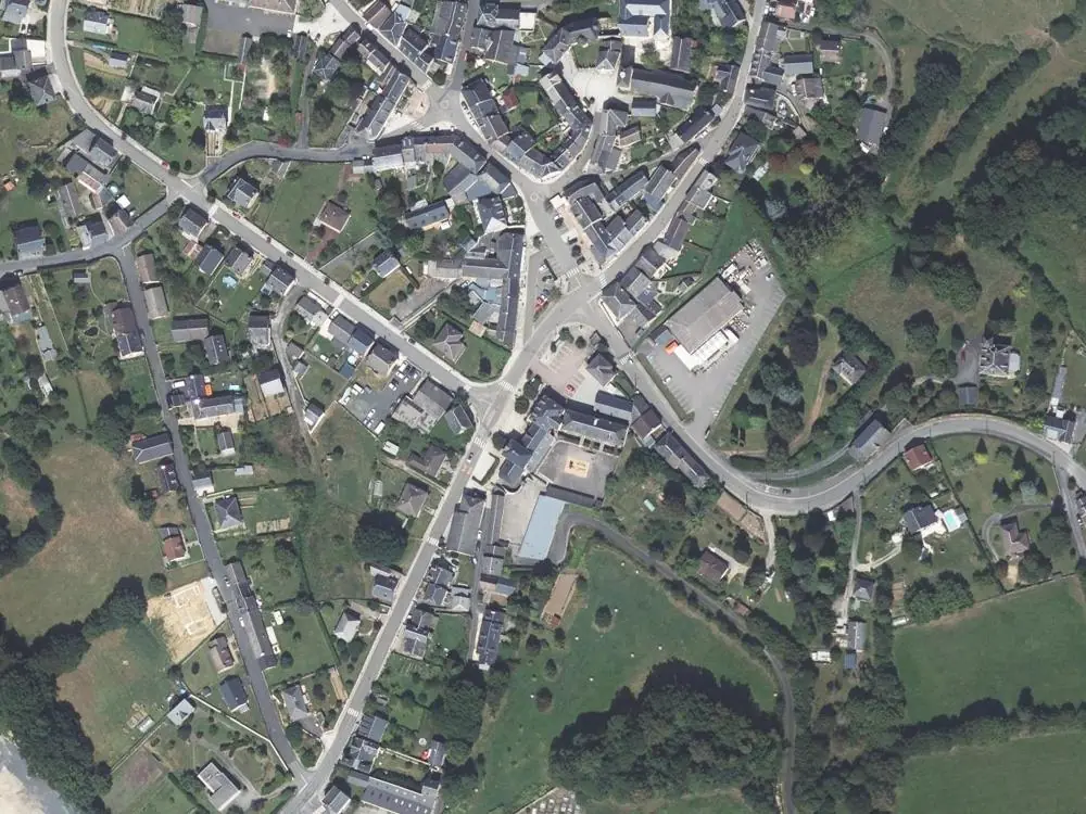 Vue aérienne du centre de Chamberet autour de la mairie