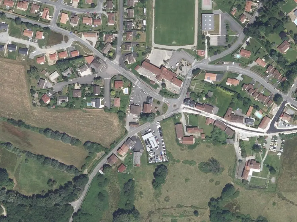 Vue aérienne du centre de Chaptelat autour de la mairie