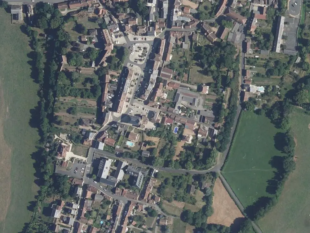Vue aérienne du centre de Châteaumeillant autour de la mairie