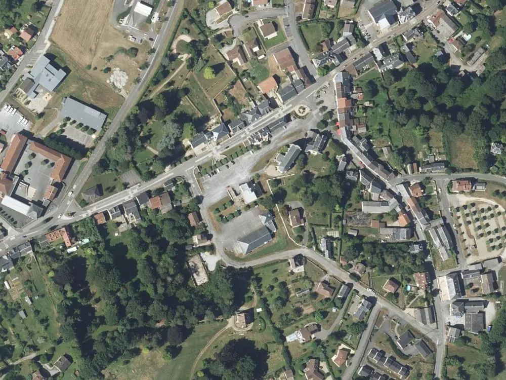 Vue aérienne du centre de Châteauneuf-la-Forêt autour de la mairie