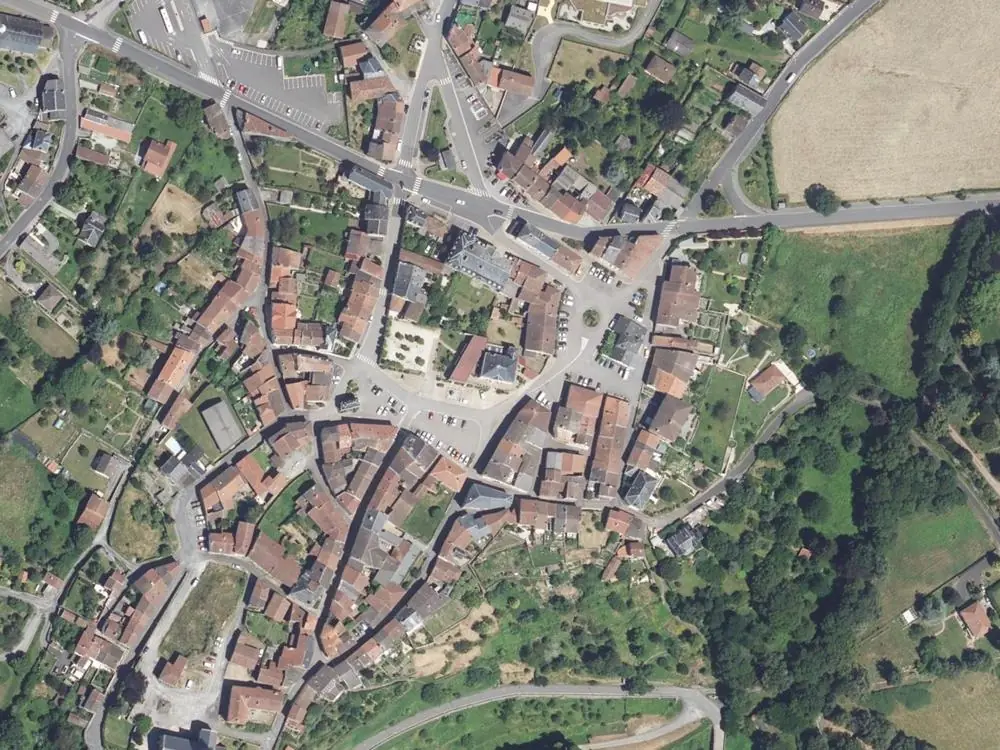 Vue aérienne du centre de Châteauponsac autour de la mairie