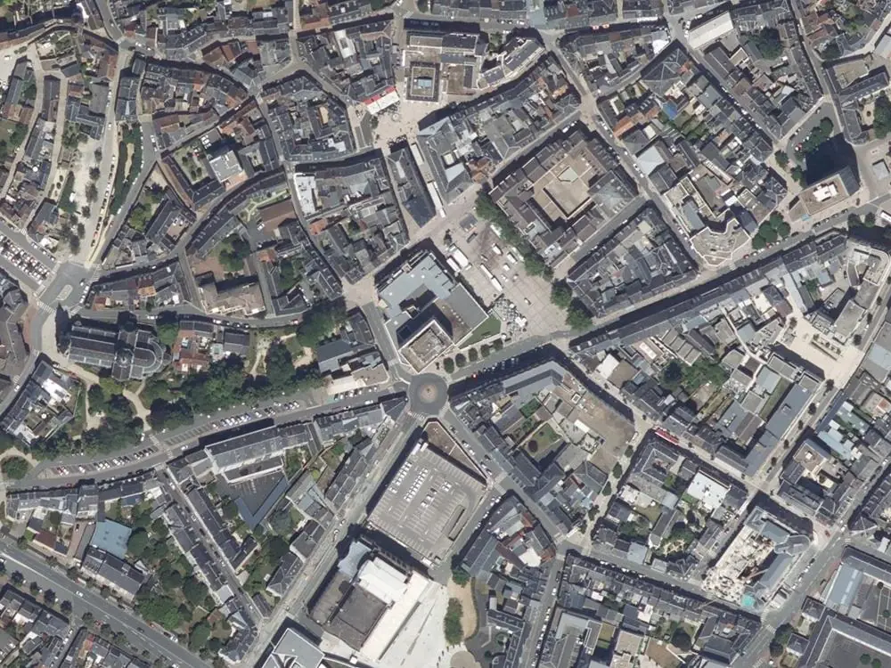 Vue aérienne du centre de Châteauroux autour de la mairie