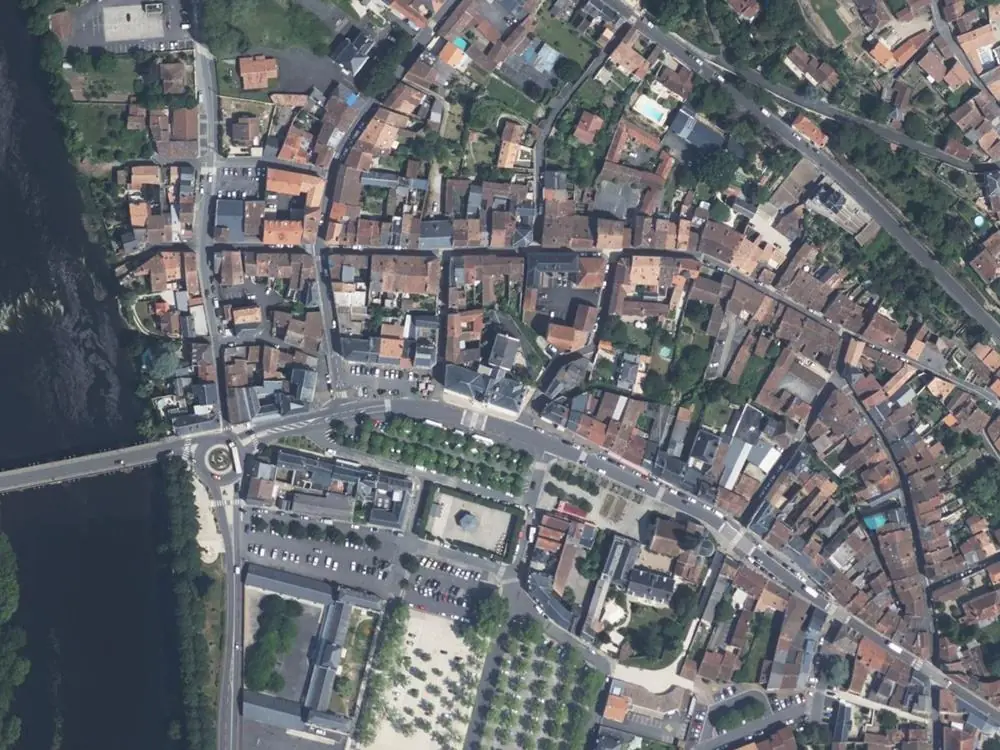 Vue aérienne du centre de Chauvigny autour de la mairie
