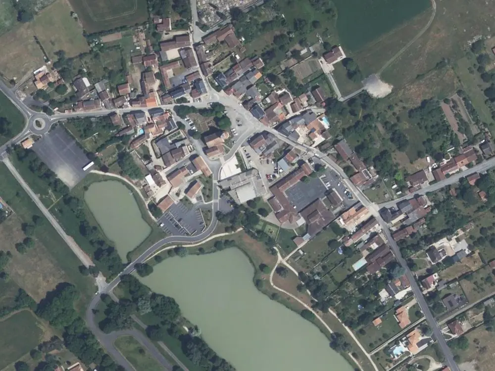 Vue aérienne du centre de Civaux autour de la mairie