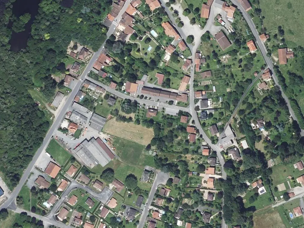 Vue aérienne du centre de Cognac-la-Forêt autour de la mairie
