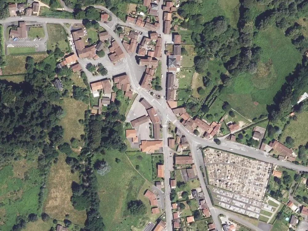 Vue aérienne du centre de Compreignac autour de la mairie