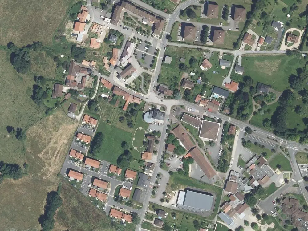 Vue aérienne du centre de Condat-sur-Vienne autour de la mairie