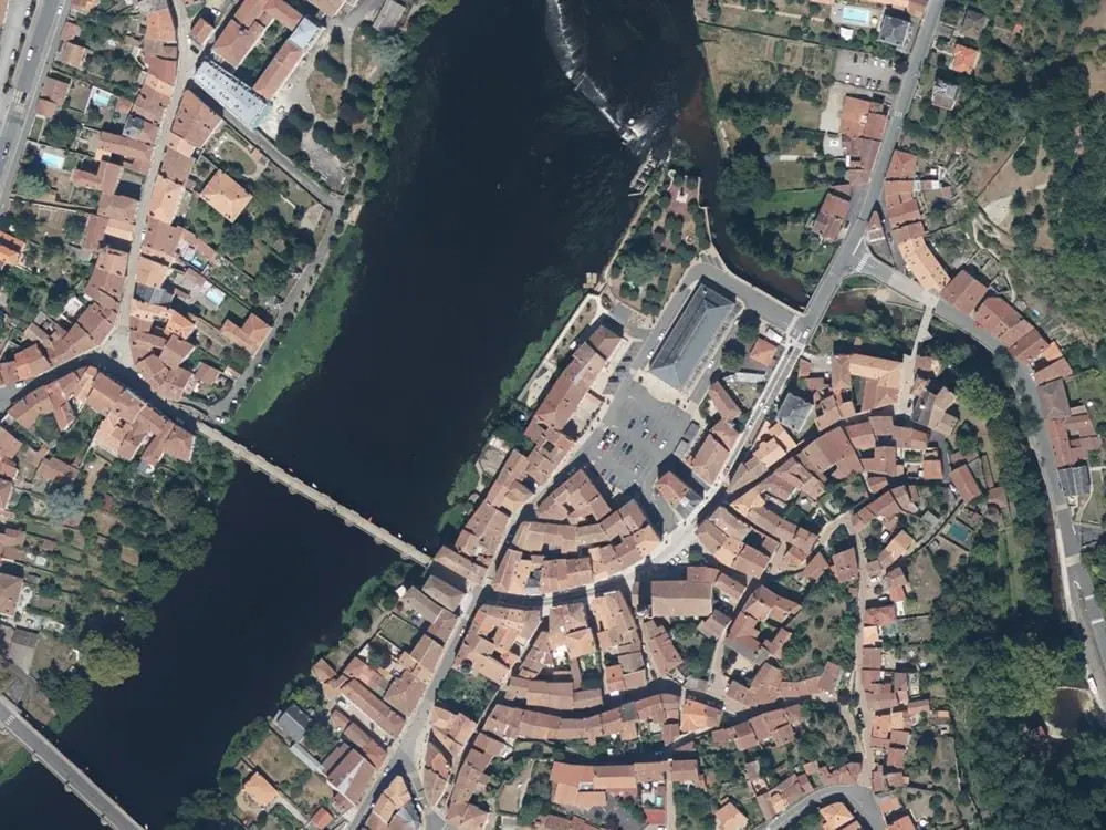 Vue aérienne du centre de Confolens autour de la mairie