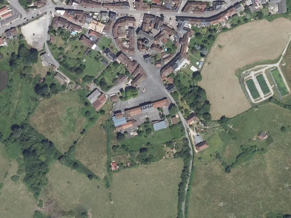 Vue aérienne du centre de Coussac-Bonneval autour de la mairie