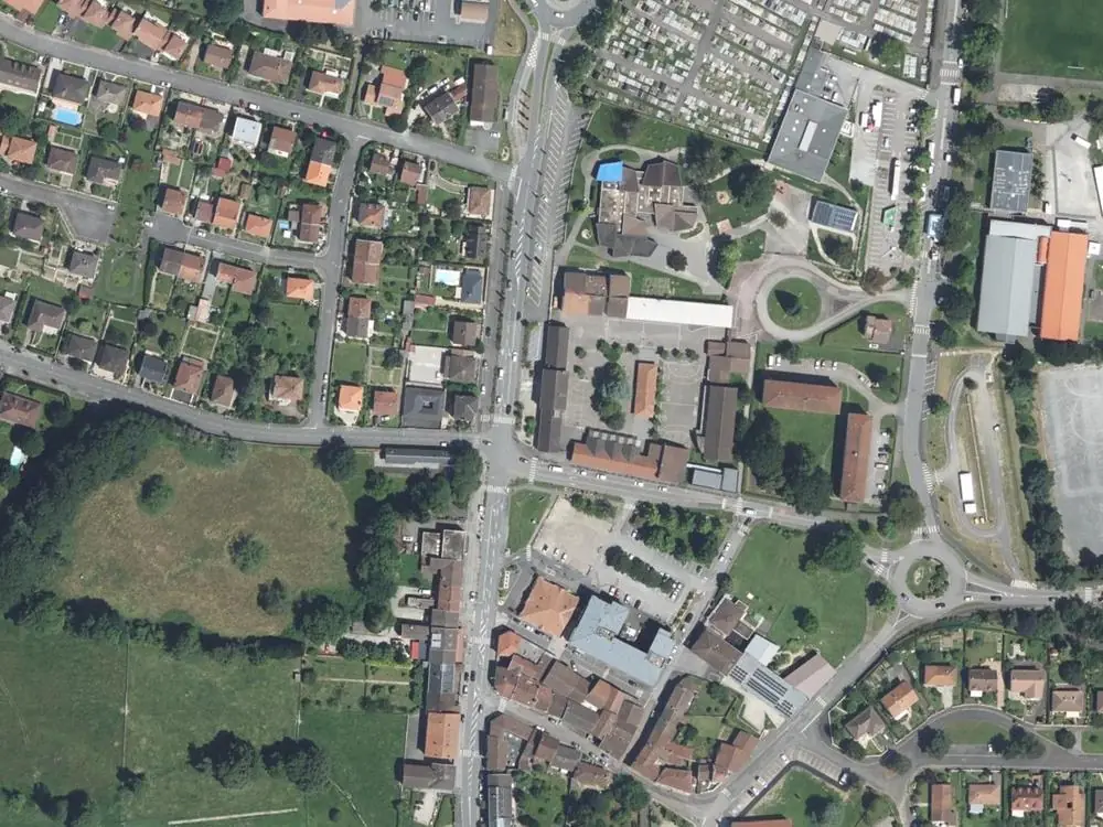 Vue aérienne du centre de Couzeix autour de la mairie
