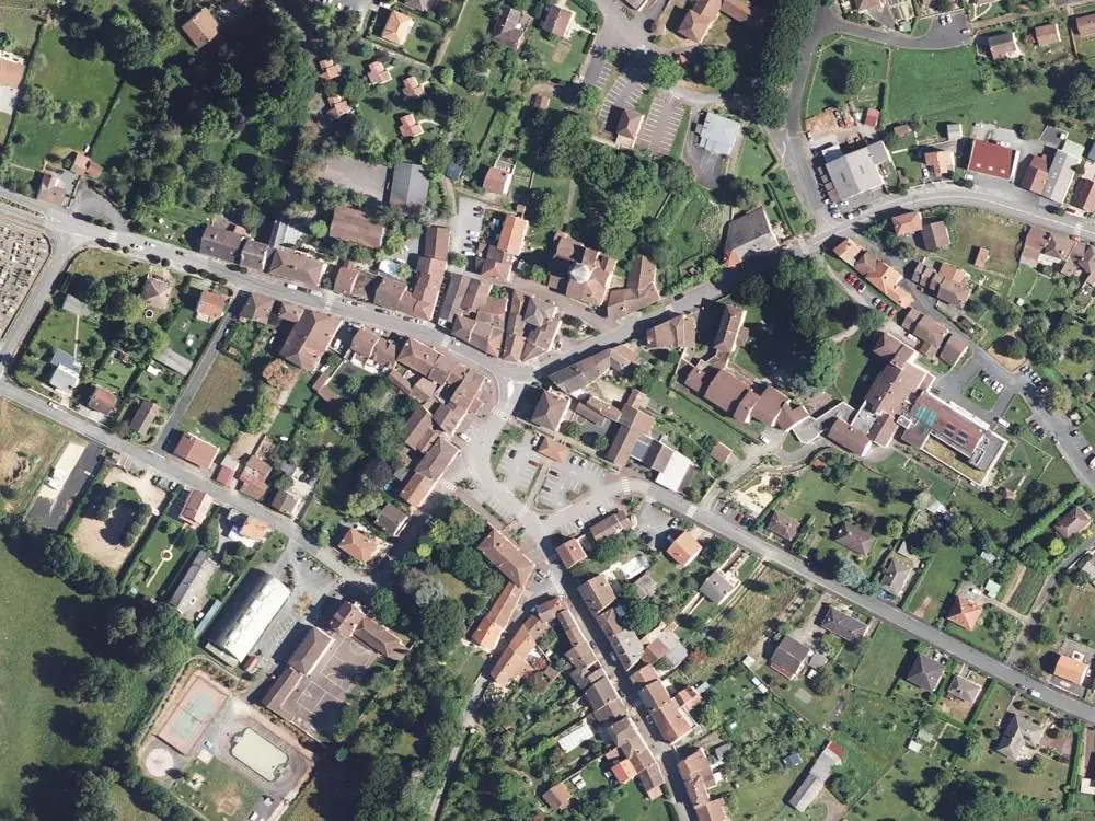 Vue aérienne du centre de Cussac autour de la mairie