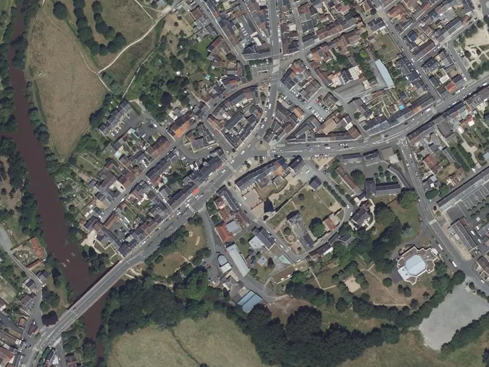 Vue aérienne du centre de Déols autour de la mairie