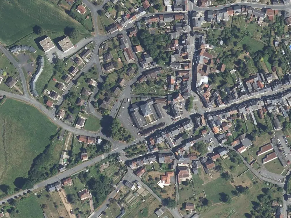 Vue aérienne du centre de Dun-le-Palestel autour de la mairie
