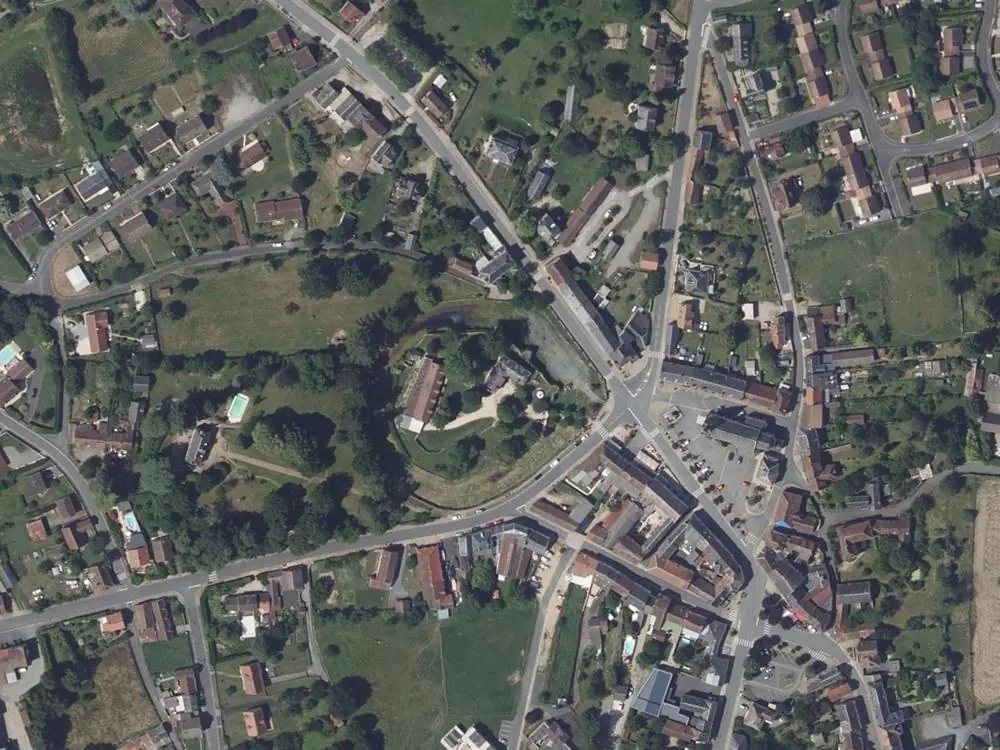 Vue aérienne du centre de Éguzon-Chantôme autour de la mairie