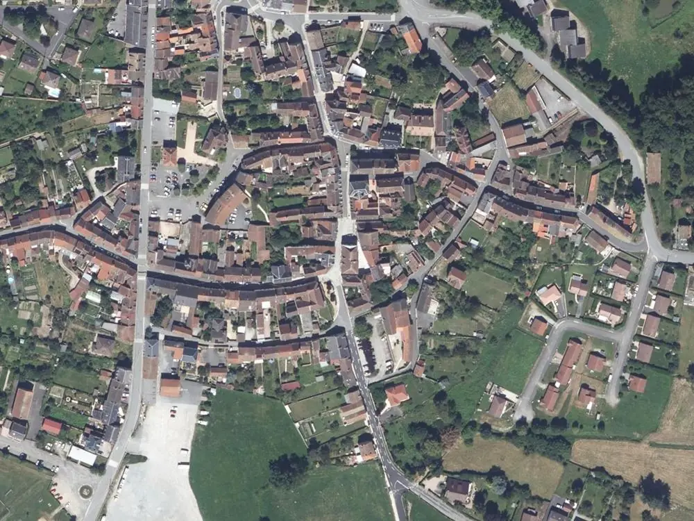 Vue aérienne du centre de Évaux-les-Bains autour de la mairie