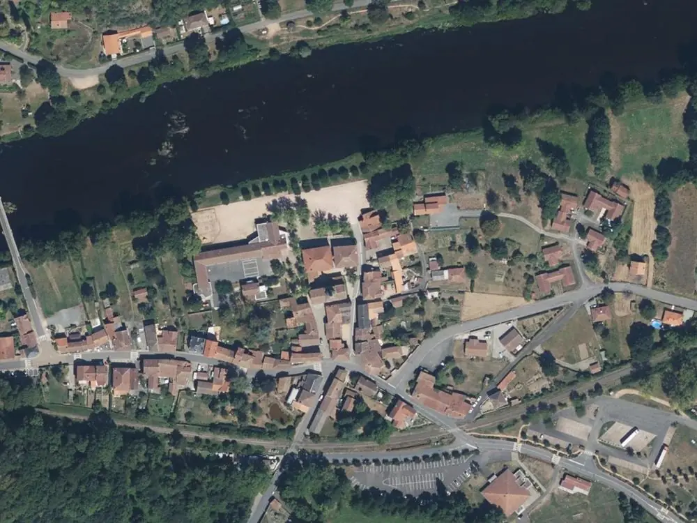 Vue aérienne du centre de Exideuil-sur-Vienne autour de la mairie